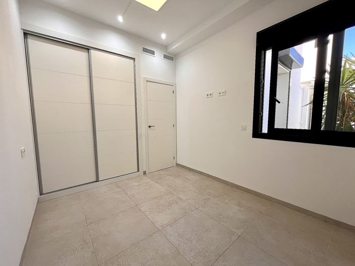 Image No.19-3 Bed Townhouse for sale