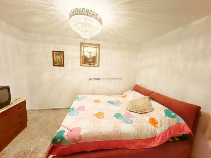 Image No.12-5 Bed House for sale