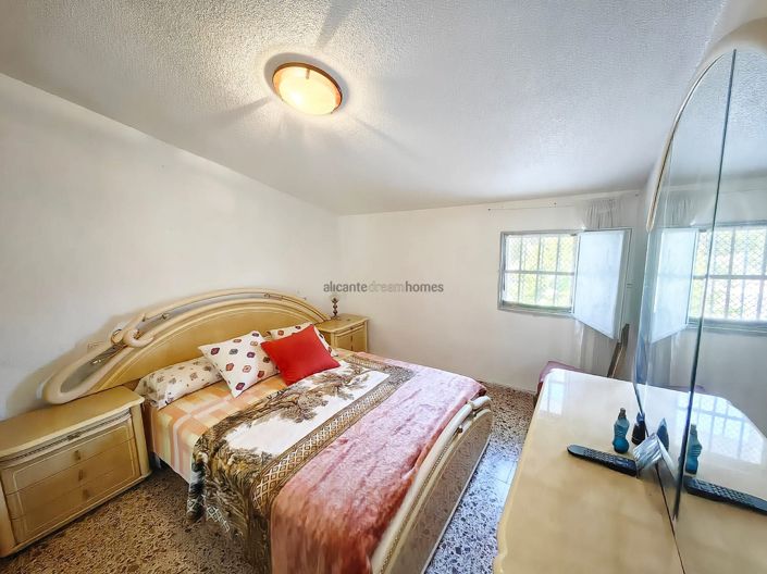 Image No.17-5 Bed House for sale