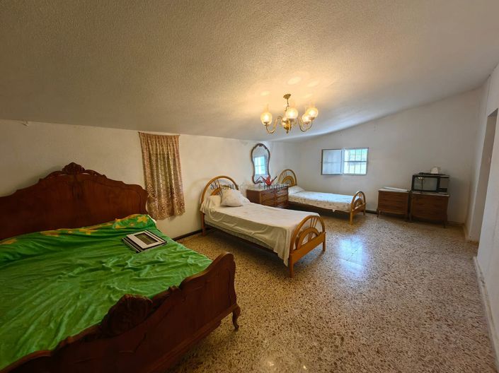 Image No.25-5 Bed House for sale