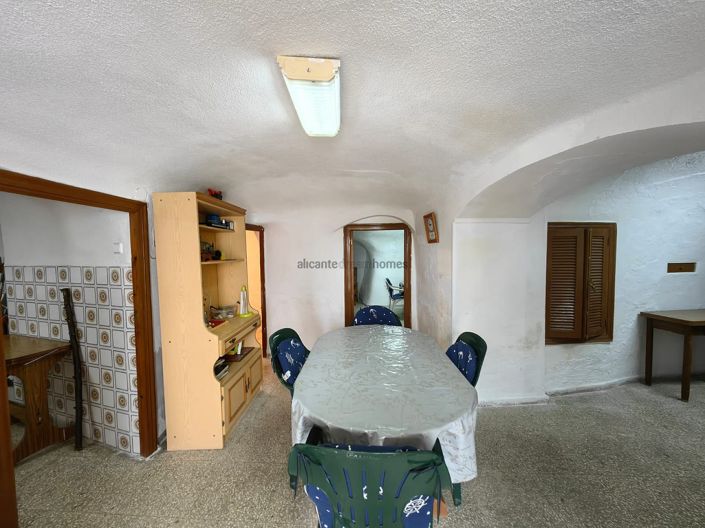 Image No.7-5 Bed House for sale