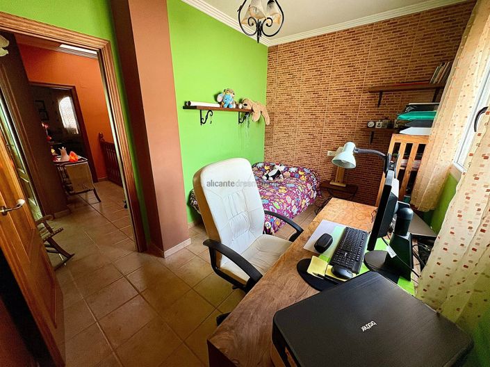 Image No.37-4 Bed Townhouse for sale