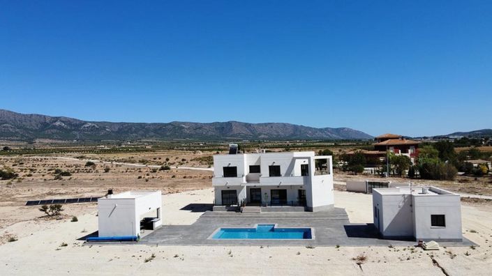 Image No.1-4 Bed Villa for sale