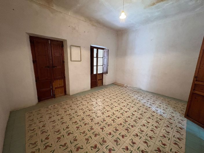 Image No.10-6 Bed Townhouse for sale