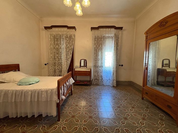 Image No.11-6 Bed Townhouse for sale