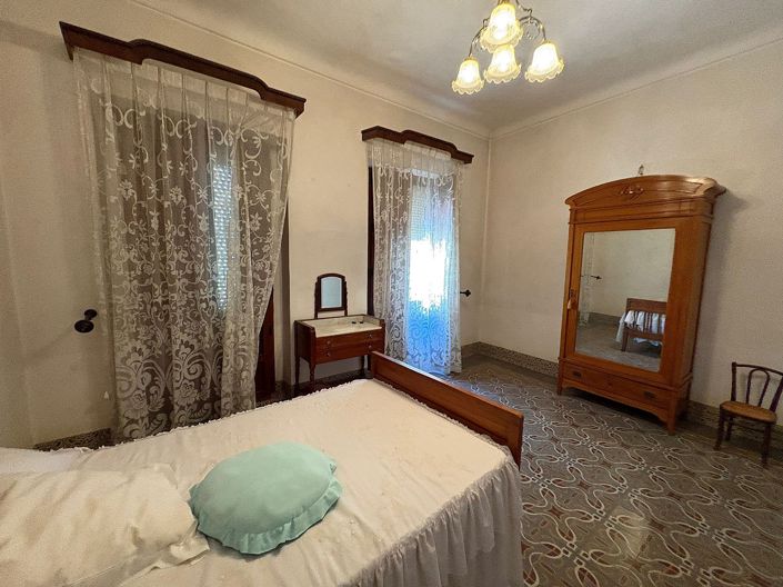 Image No.12-6 Bed Townhouse for sale