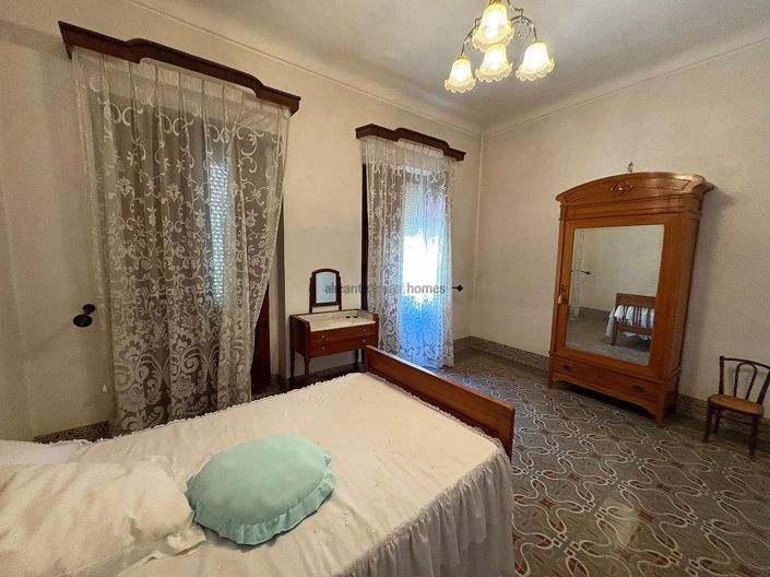 Image No.12-6 Bed Townhouse for sale