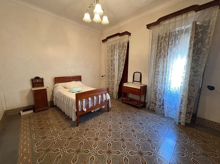 Image No.13-6 Bed Townhouse for sale