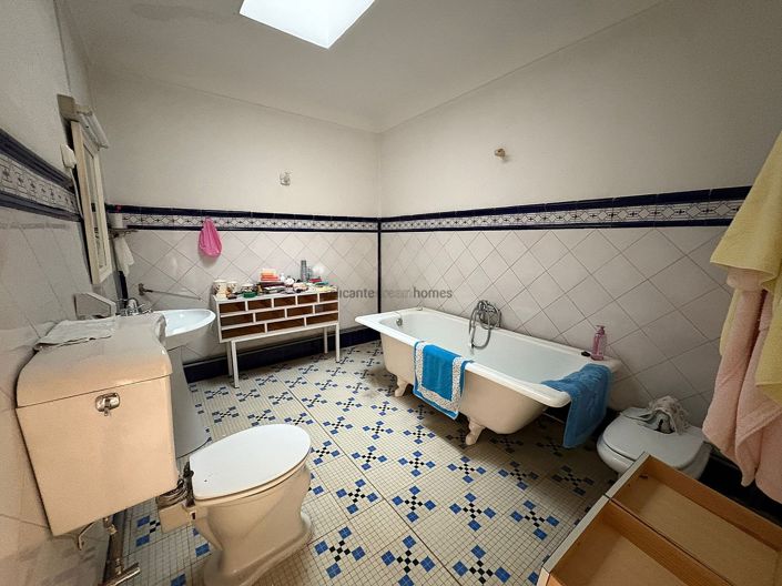 Image No.14-6 Bed Townhouse for sale