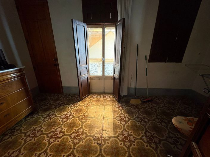 Image No.15-6 Bed Townhouse for sale