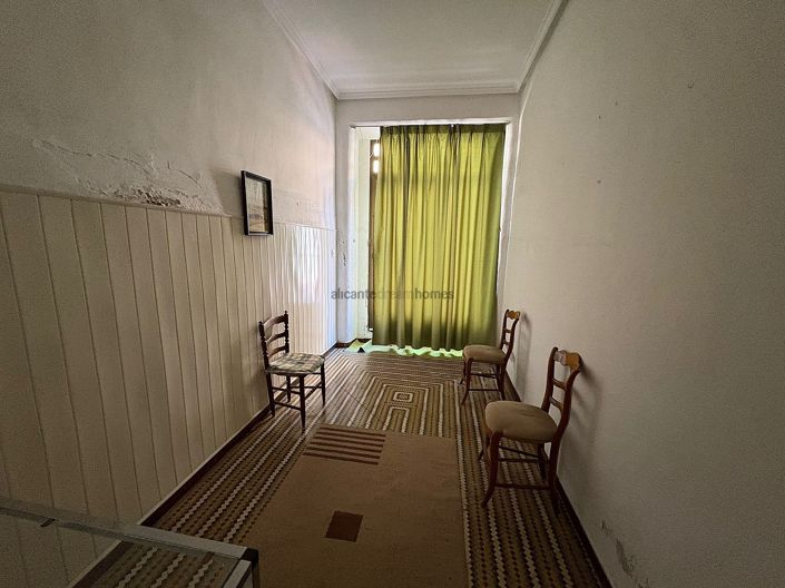 Image No.16-6 Bed Townhouse for sale