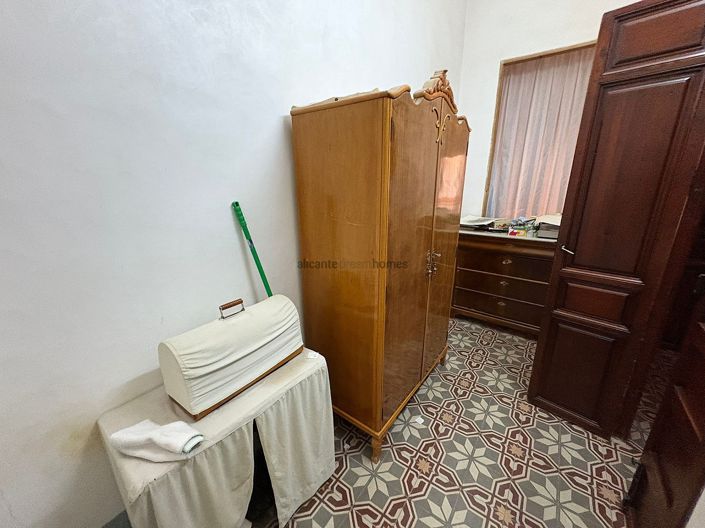 Image No.17-6 Bed Townhouse for sale