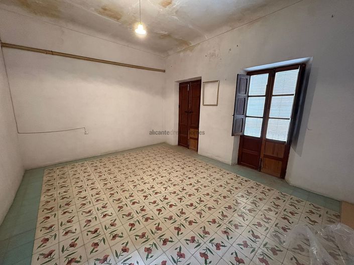 Image No.25-6 Bed Townhouse for sale