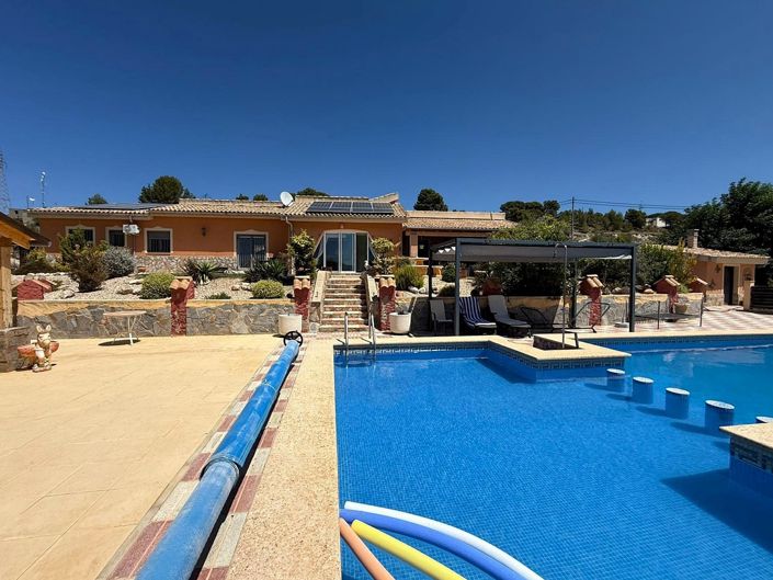 Image No.1-5 Bed Country House for sale