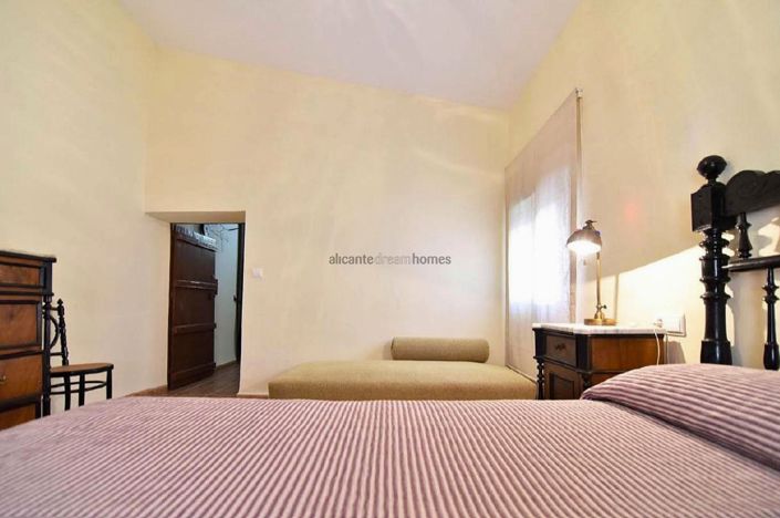 Image No.26-12 Bed Country House for sale