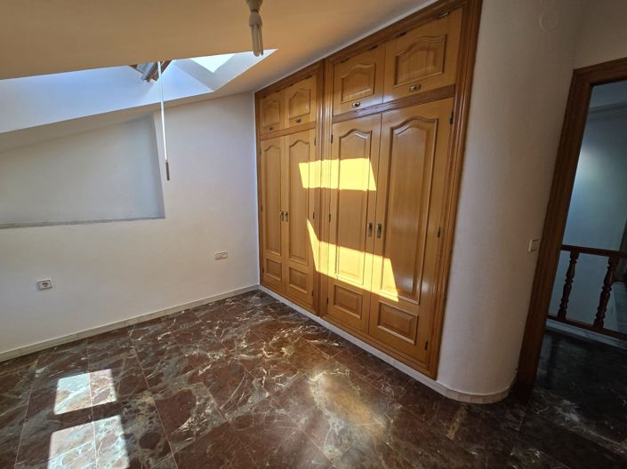 Image No.26-4 Bed Townhouse for sale