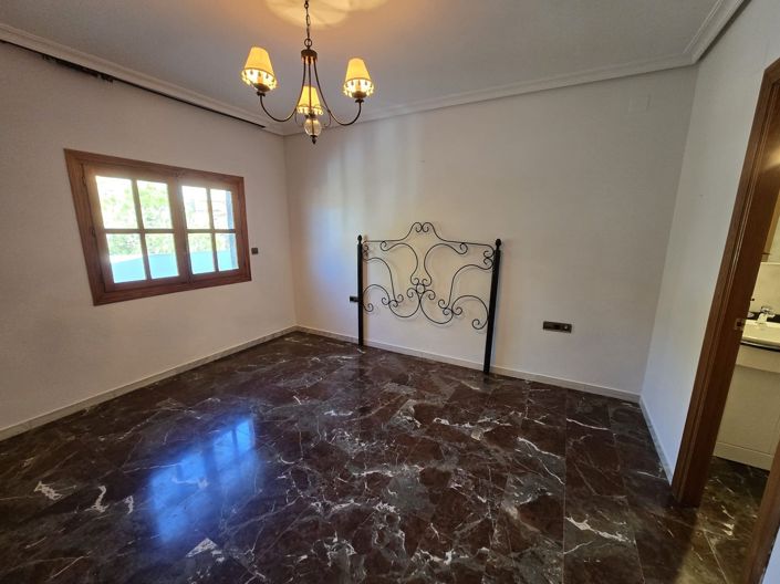 Image No.29-4 Bed Townhouse for sale