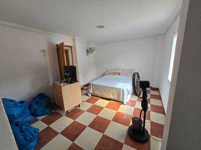 Image No.12-5 Bed Townhouse for sale