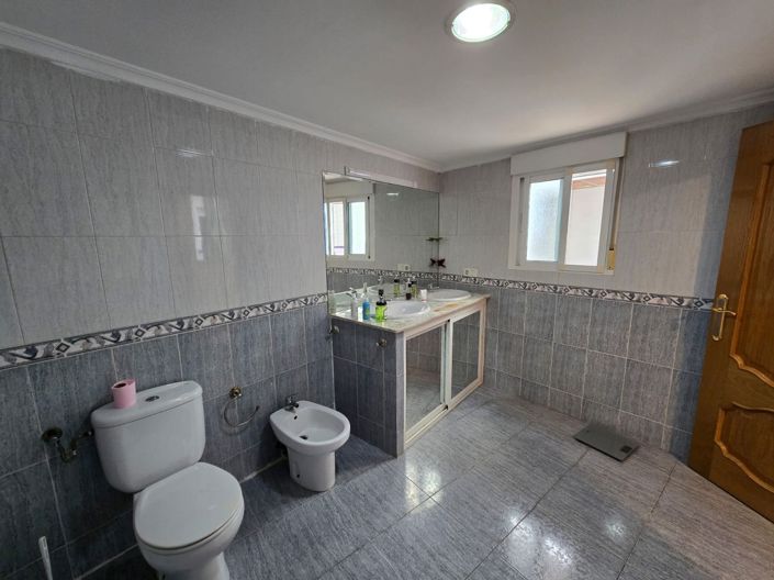 Image No.25-5 Bed Townhouse for sale