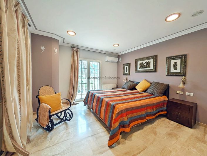 Image No.11-8 Bed Country House for sale