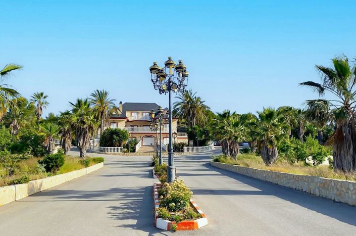 Image No.3-8 Bed Country House for sale