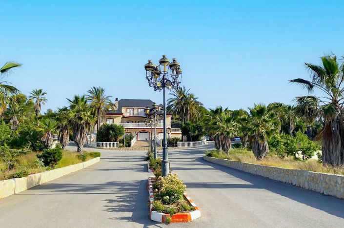 Image No.3-8 Bed Country House for sale