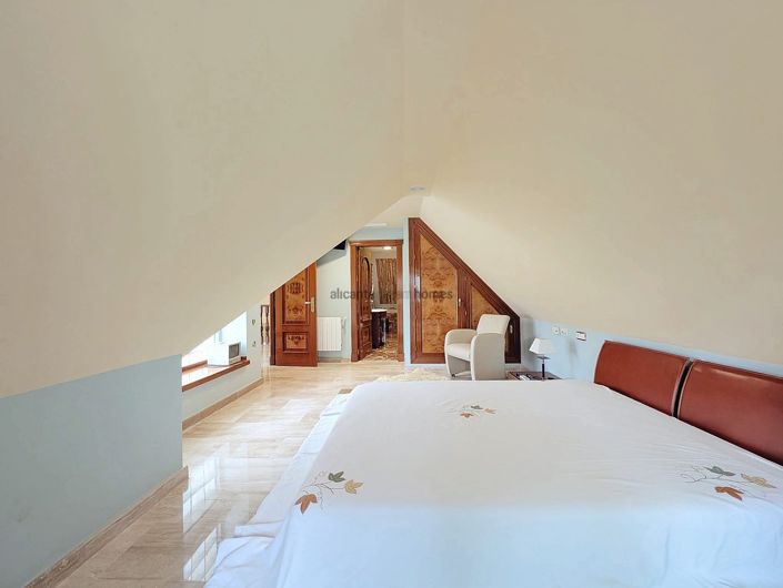 Image No.34-8 Bed Country House for sale