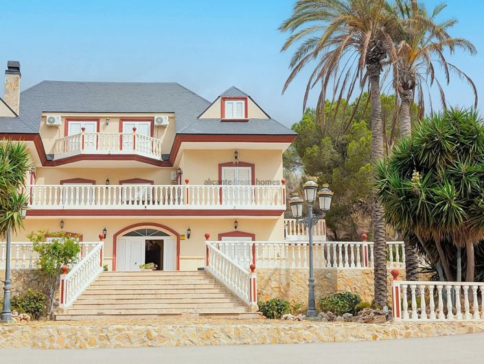 Image No.4-8 Bed Country House for sale