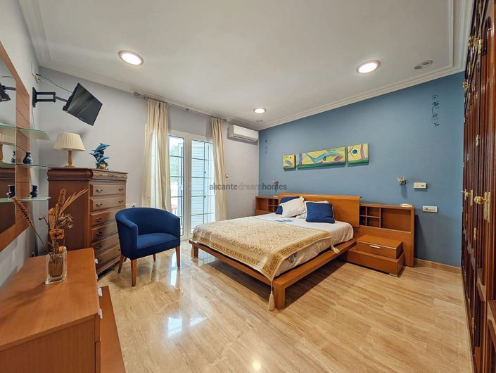 Image No.42-8 Bed Country House for sale