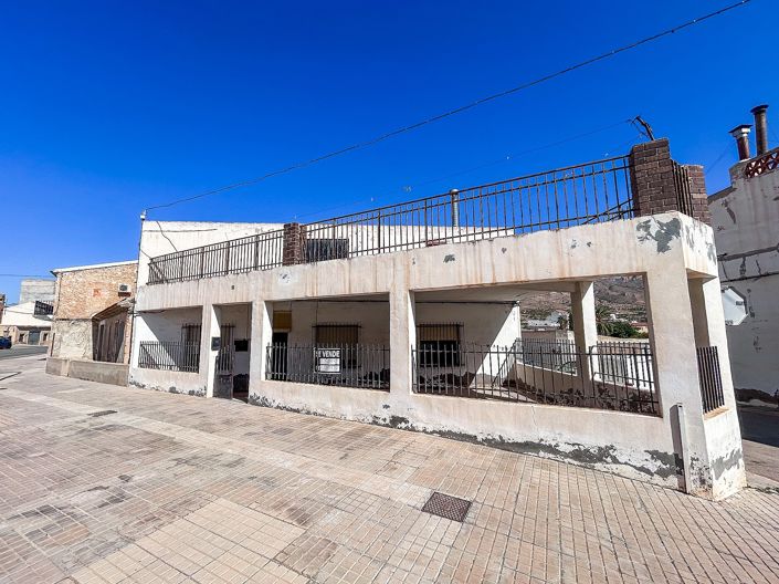 Image No.2-6 Bed Townhouse for sale