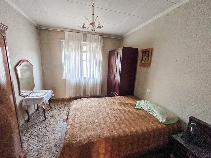 Image No.8-6 Bed Townhouse for sale