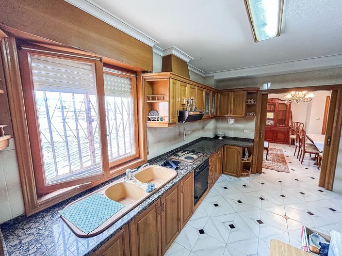 Image No.10-6 Bed Property for sale