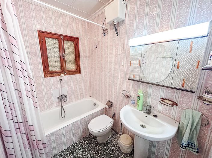 Image No.17-6 Bed Property for sale