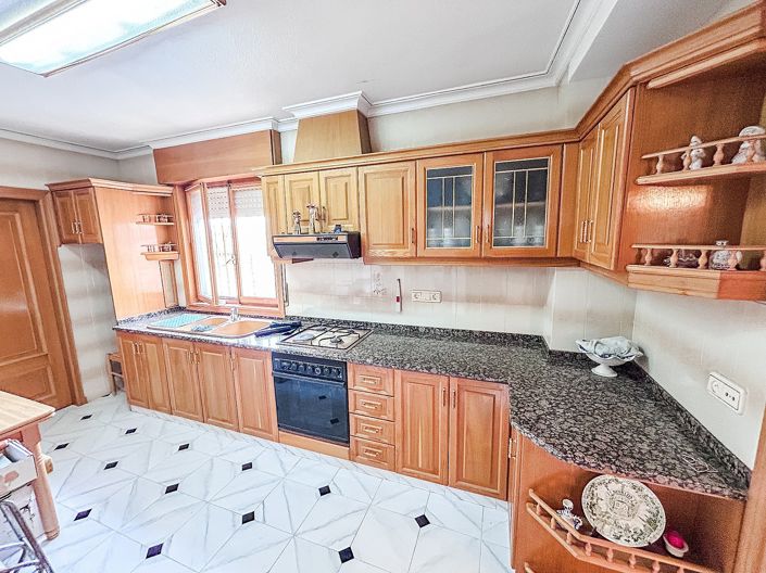 Image No.9-6 Bed Property for sale