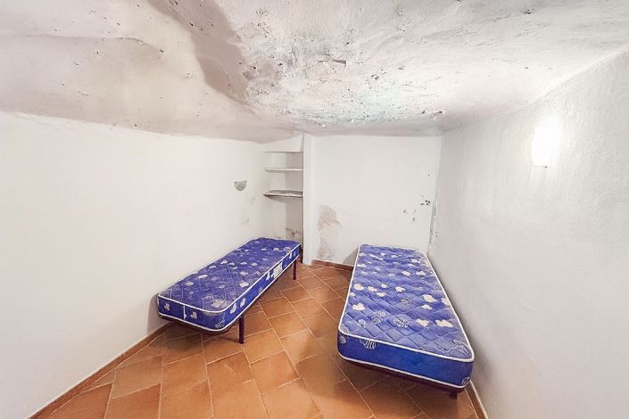 Image No.19-4 Bed House for sale