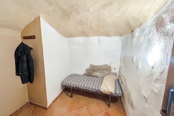 Image No.20-4 Bed House for sale