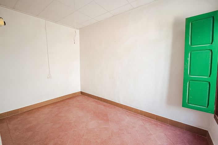 Image No.24-9 Bed Semi-Detached for sale