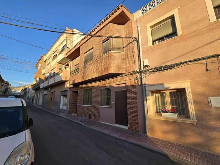 Image No.2-6 Bed Townhouse for sale