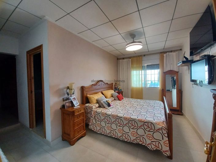 Image No.30-4 Bed Country House for sale