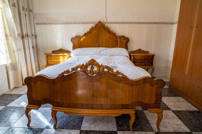 Image No.15-6 Bed Townhouse for sale