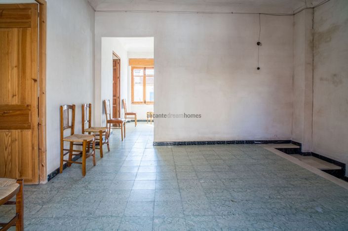 Image No.18-6 Bed Townhouse for sale