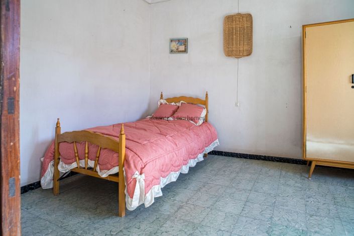 Image No.22-6 Bed Townhouse for sale