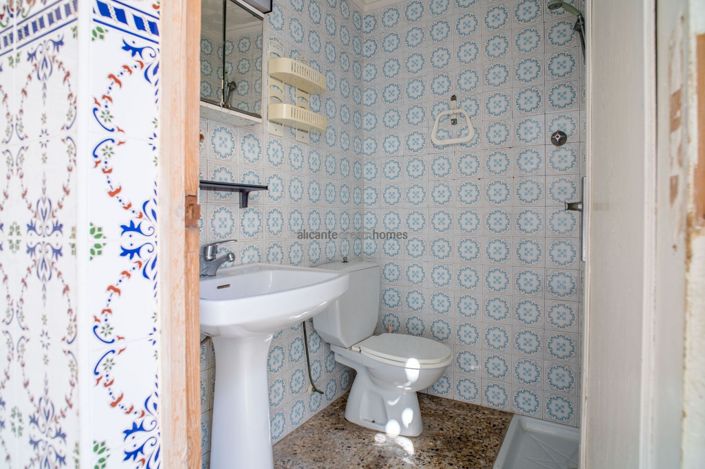 Image No.24-6 Bed Townhouse for sale