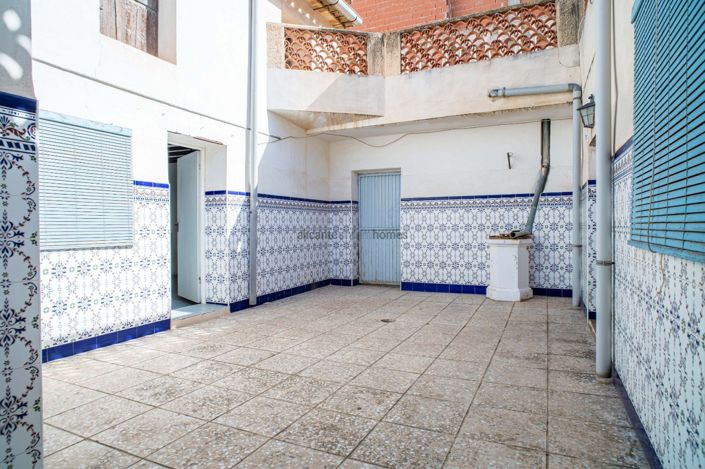 Image No.24-6 Bed Townhouse for sale