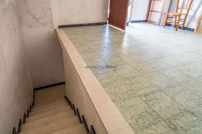 Image No.30-6 Bed Townhouse for sale