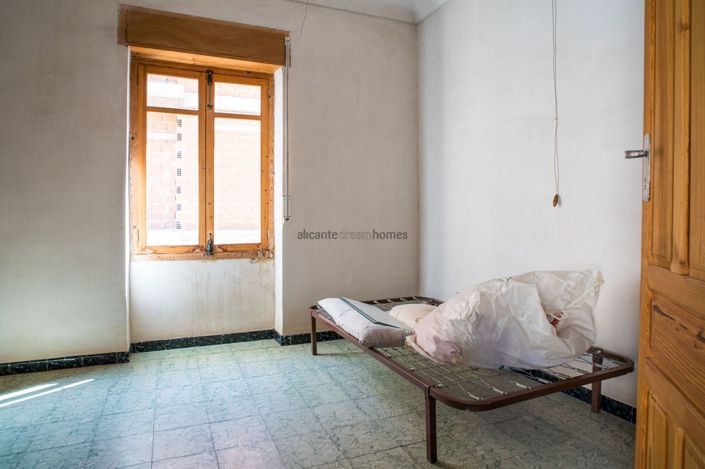 Image No.31-6 Bed Townhouse for sale