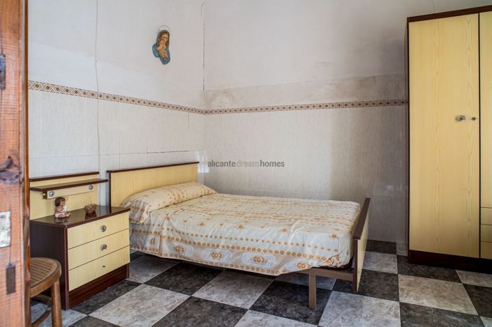 Image No.33-6 Bed Townhouse for sale