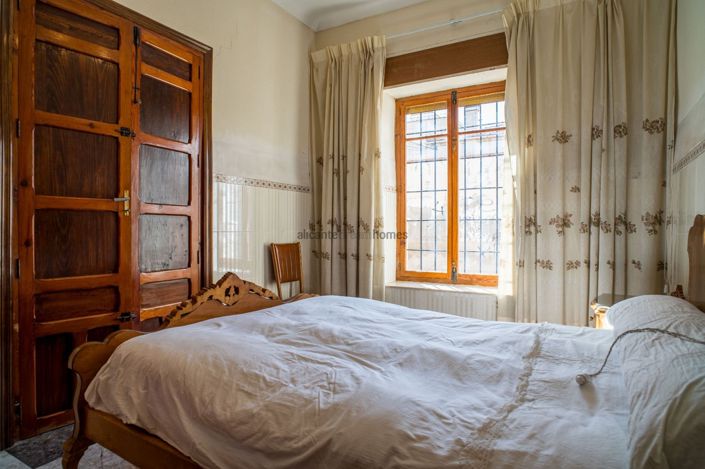 Image No.34-6 Bed Townhouse for sale