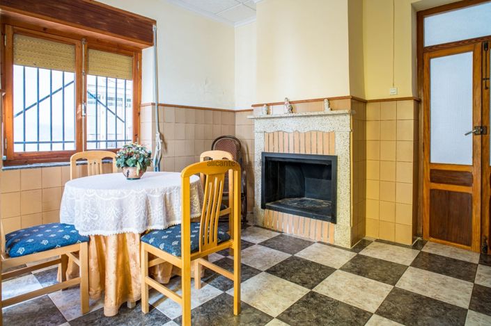 Image No.37-6 Bed Townhouse for sale