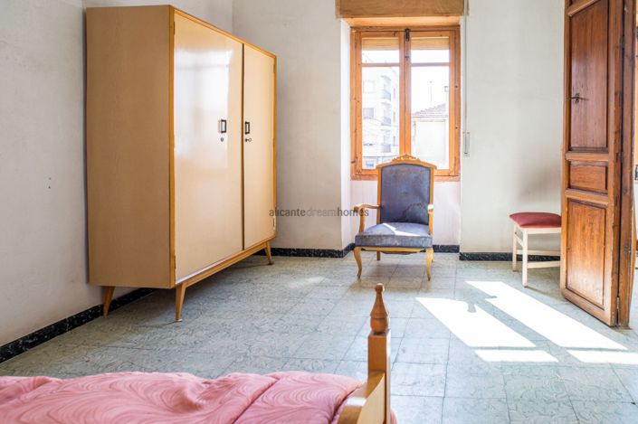 Image No.40-6 Bed Townhouse for sale